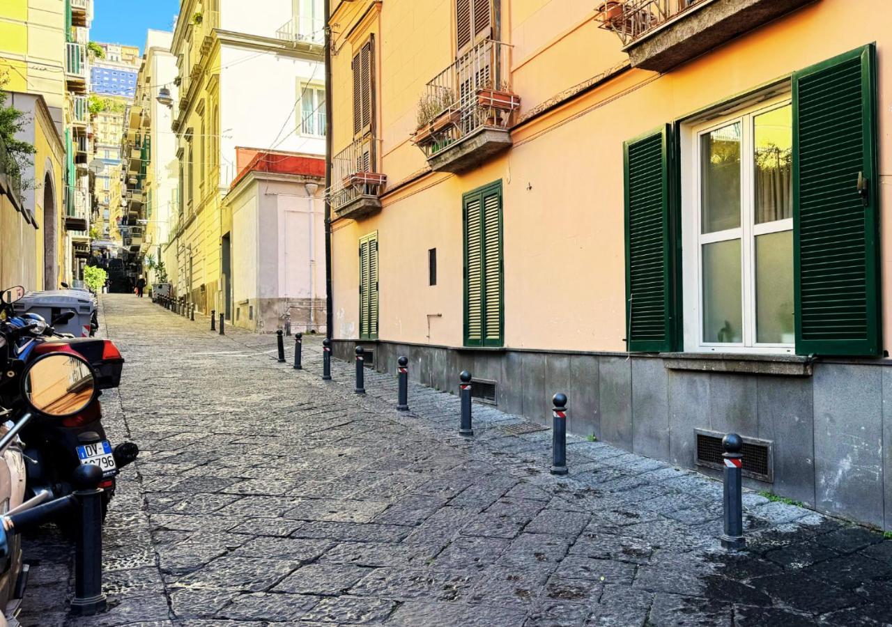 Metro Amedeo - Stanza Privata Con Vasca Idromassaggio Apartment Napoli Exterior foto